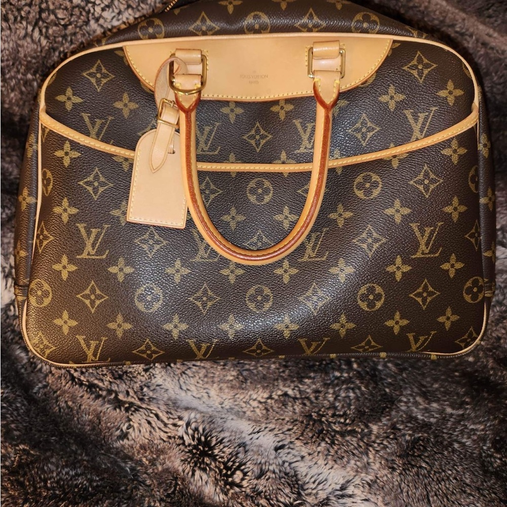 LV purse very clean no scratches